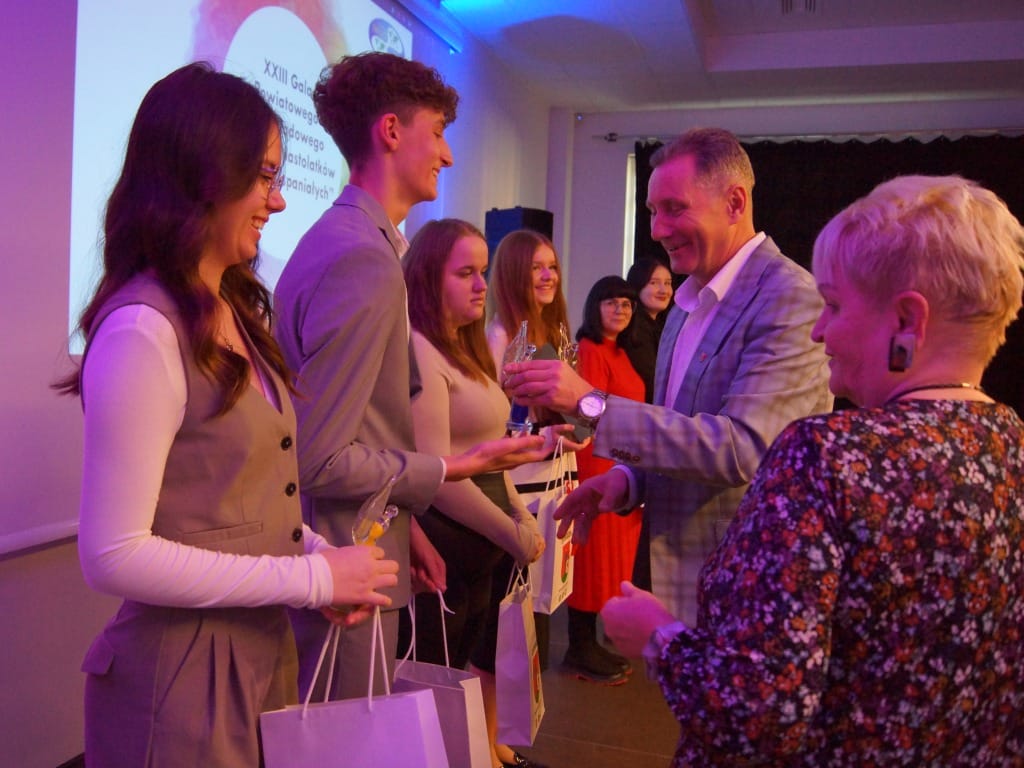 Gala „Ośmiu Wspaniałych” w Ostródzie. Młodzież z powiatu pokazuje siłę wolontariatu 42 488567154 1111196521051183 5841017713951402199 N
