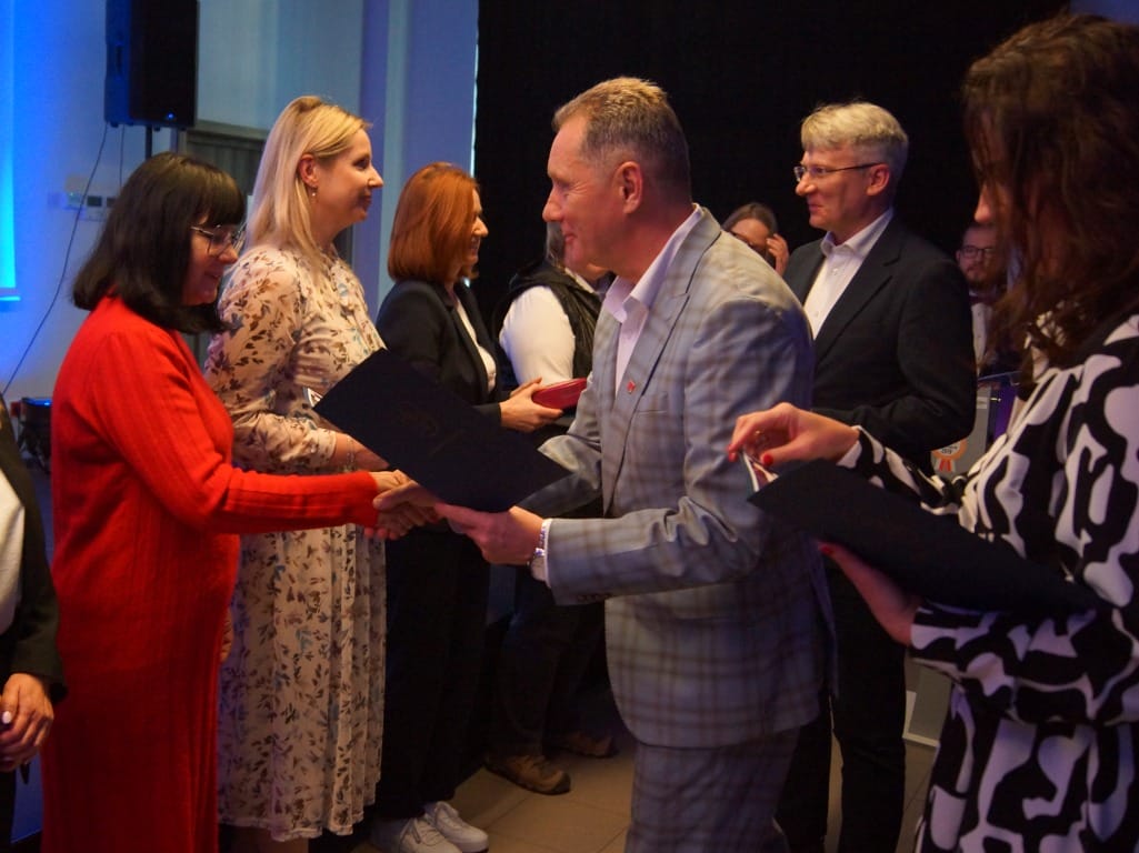 Gala „Ośmiu Wspaniałych” w Ostródzie. Młodzież z powiatu pokazuje siłę wolontariatu 11 488601417 1111196281051207 7965310586580212320 N