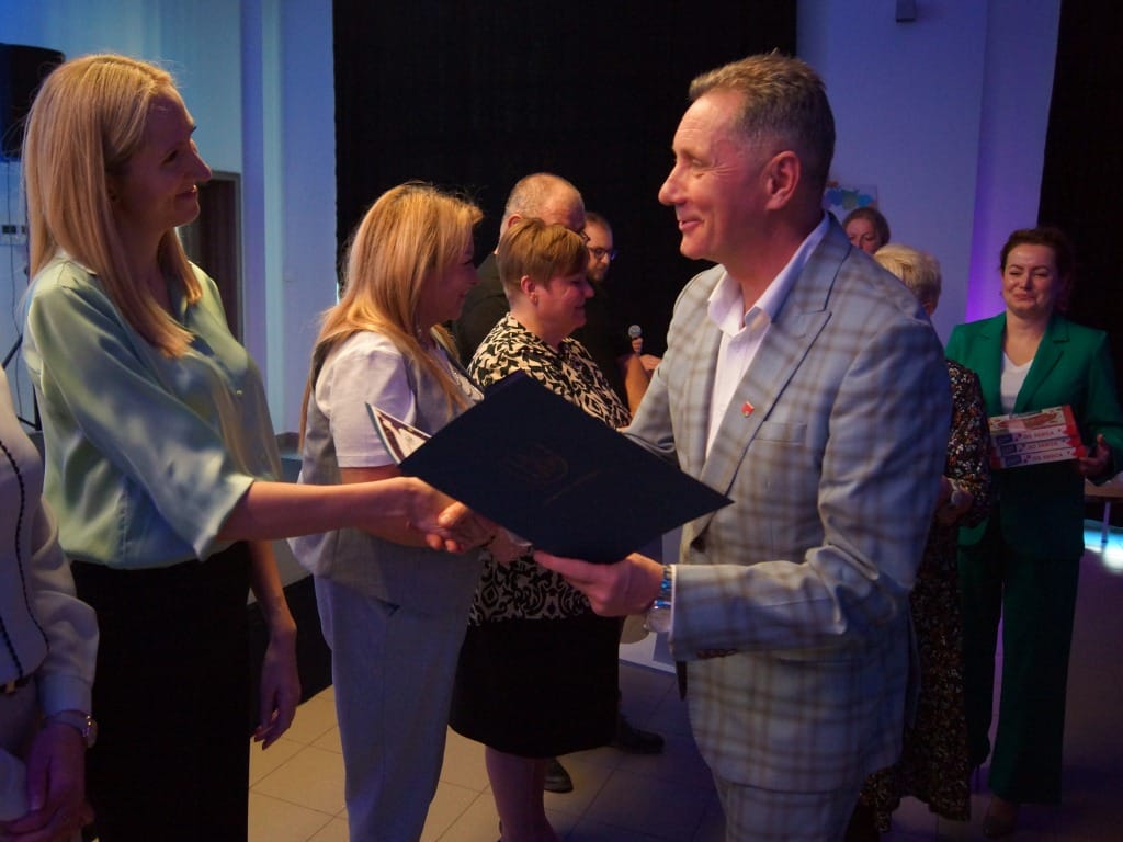 Gala „Ośmiu Wspaniałych” w Ostródzie. Młodzież z powiatu pokazuje siłę wolontariatu 31 488867507 1111196214384547 393168953394940950 N