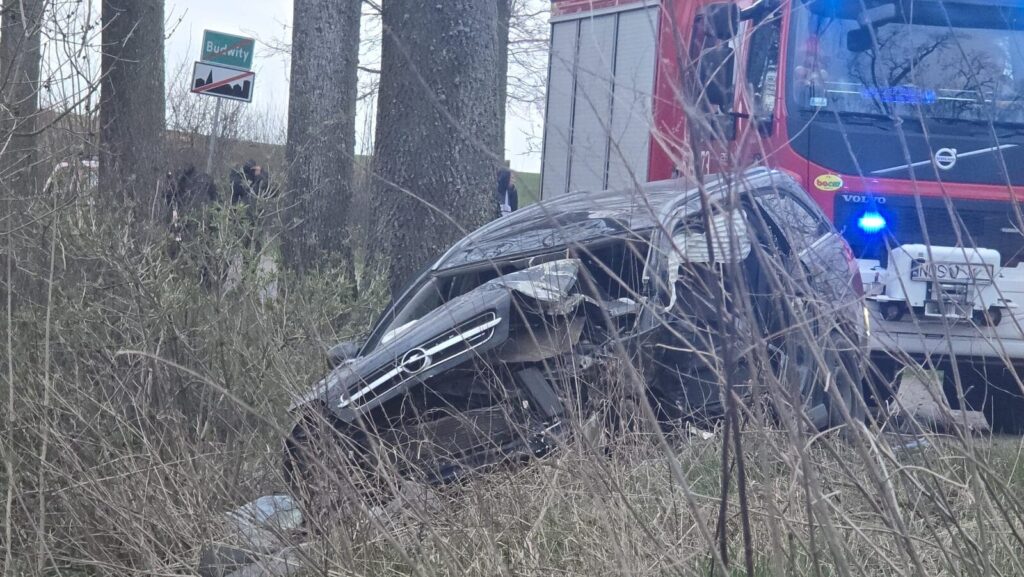 Wypadek w Budwitach. Kierowca zabrany śmigłowcem do szpitala 19 Img 20250412 Wa0007