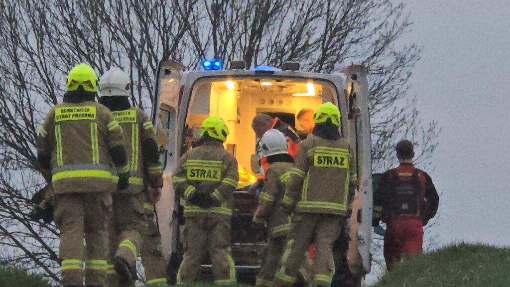 Wypadek w Budwitach. Kierowca zabrany śmigłowcem do szpitala 17 Wypadek Budwity - Opel Uderzył W Drzewo