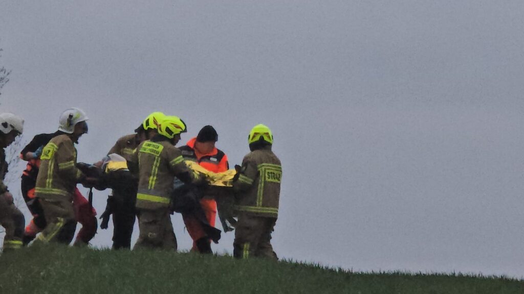 Wypadek w Budwitach. Kierowca zabrany śmigłowcem do szpitala 20 Wypadek Budwity - Opel Uderzył W Drzewo