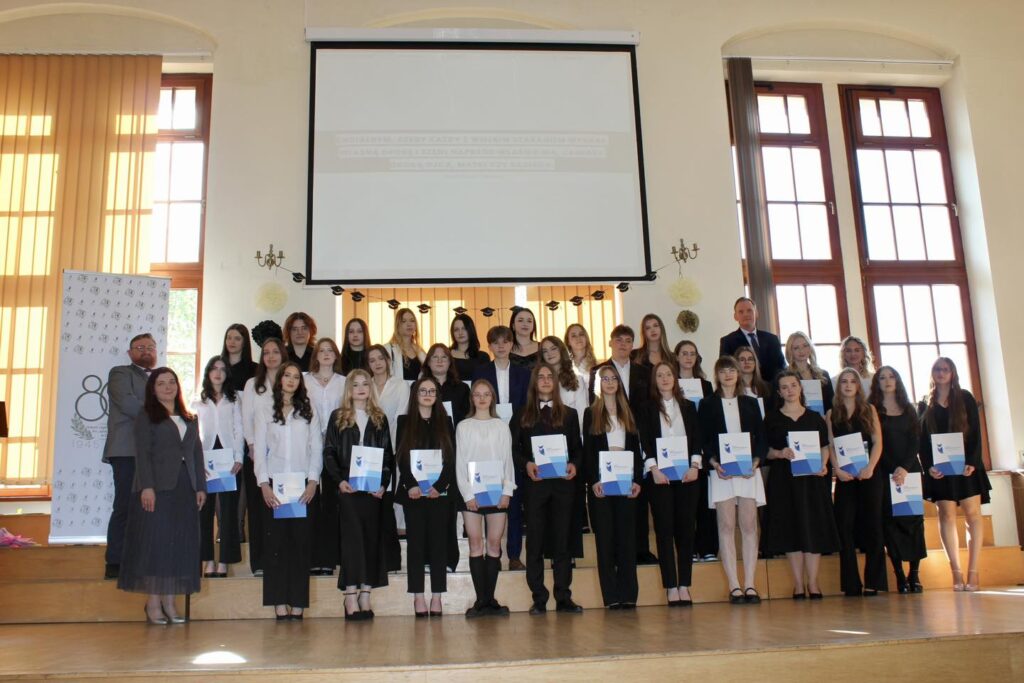 Żegnaj Szkoło! 601 Absolwentów Opuściło Mury Szkół W Powiecie Ostródzkim