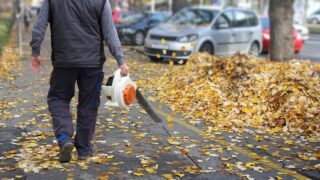 Dmuchawy do liści zakazane w Ostródzie! Co to oznacza dla mieszkańców?