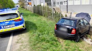 Kolizja na drodze wojewódzkiej 619. Osobówka uderzyła w ogrodzenie.