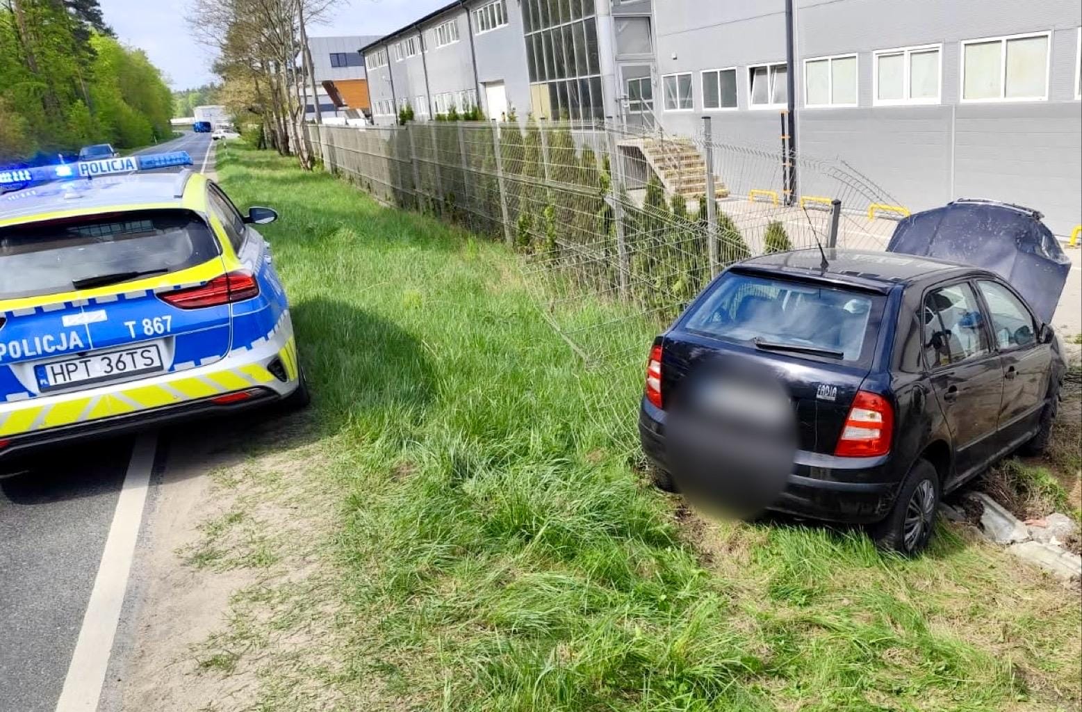 Kolizja na drodze wojewódzkiej 619. Osobówka wjechała w ogrodzenie 1 Kolizja Na Drodze Wojewódzkiej 619. Osobówka Uderzyła W Ogrodzenie.