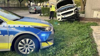 Osobówka wjechała w wejście do bloku przy ulicy Olsztyńskiej. Kierowca był pod wpływem narkotyków.