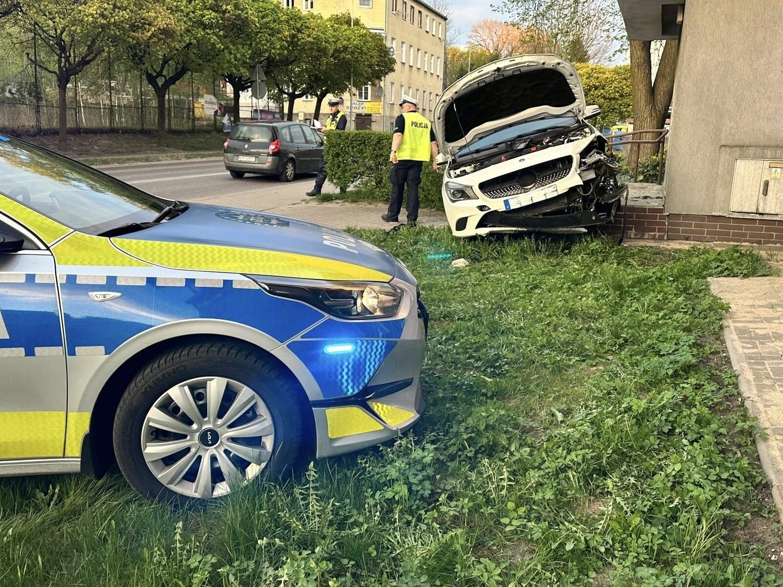 Kolizja na Olsztyńskiej. Kierowca pod wpływem narkotyków 1 Osobówka Wjechała W Wejście Do Bloku Przy Ulicy Olsztyńskiej. Kierowca Był Pod Wpływem Narkotyków.