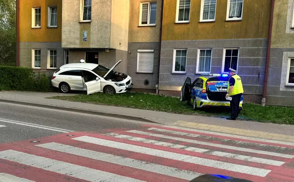 Kolizja na Olsztyńskiej. Kierowca pod wpływem narkotyków 14 Takie Zniszczenia Spowodował Kierowca Pod Wpływem Narkotyków Na Ulicy Olsztyńskiej W Ostródzie.
