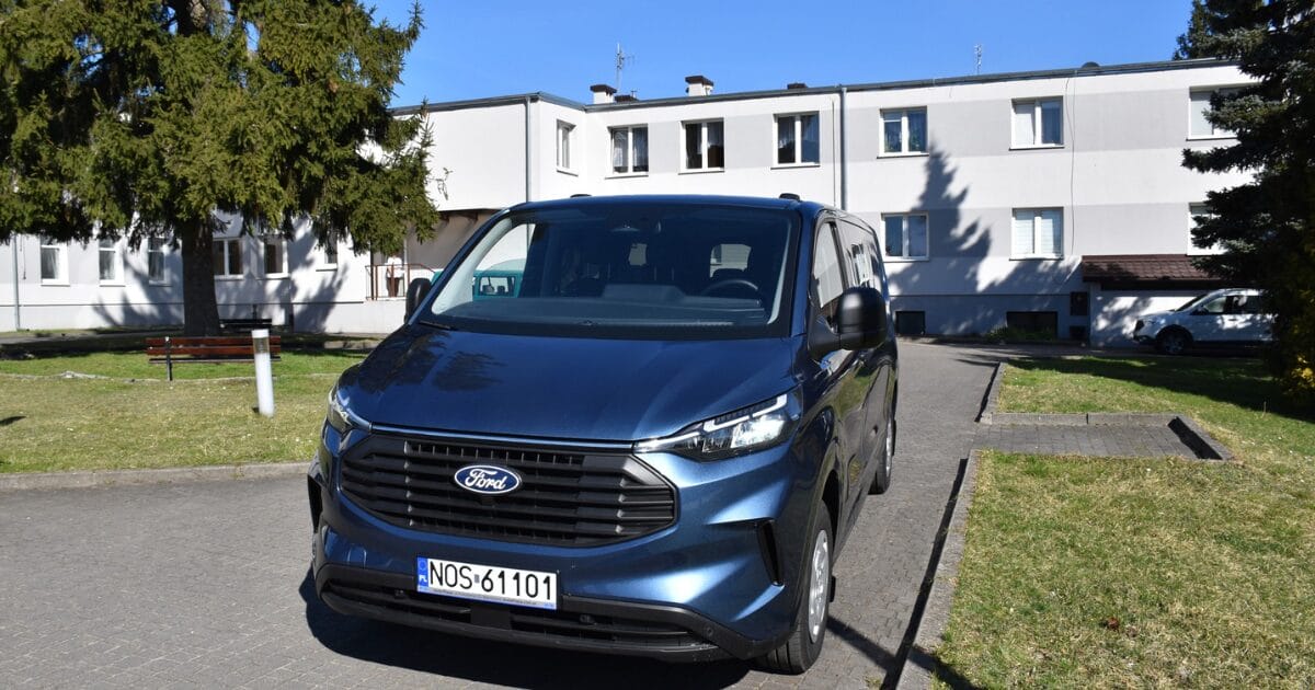 Morąg: Dzieci z "Promyka" nareszcie wsiadły do nowego busa! 1 Nowy, 9-Osobowy Ford Transit, Który Trafił Do Placówek Opiekuńczo-Wychowawczych „Promyk” W Morągu.