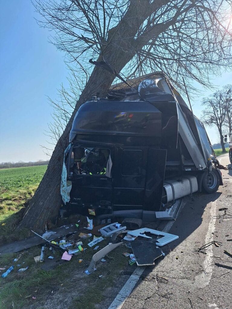 Wypadek na drodze wojewódzkiej 537. Ciężarówka uderzyła w drzewo 14 Zdjęcie Z Wypadku Na Drodze Wojewódzkiej 537