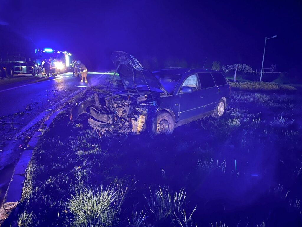Zderzenie Osobówki Z Ciężarówką Na Drodze Krajowej Numer 16