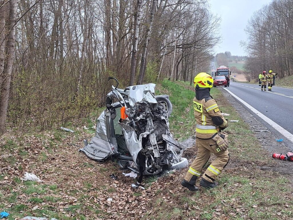 Wypadek na krajowej 16. Droga jest całkowicie zablokowana! 16 Zdjecia Wypadek Osp 1