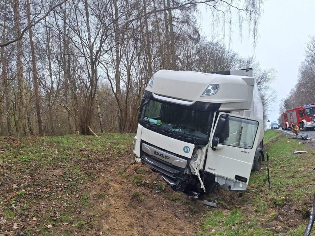 Wypadek na krajowej 16. Droga jest całkowicie zablokowana! 17 Zdjecia Wypadek Osp 2