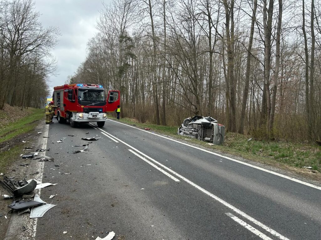Wypadek na krajowej 16. Droga jest całkowicie zablokowana! 19 Zdjecie Kp Psp