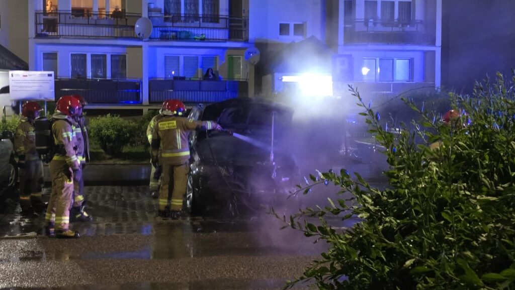 Ostróda: Kolejny pożar auta! Tym razem paliło się BMW na Stępowskiego 14 Pożar Auta W Ostródzie