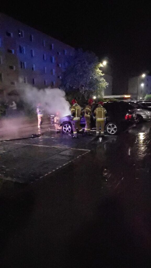 Ostróda: Kolejny pożar auta! Tym razem paliło się BMW na Stępowskiego 16 Pożar Auta W Ostródzie