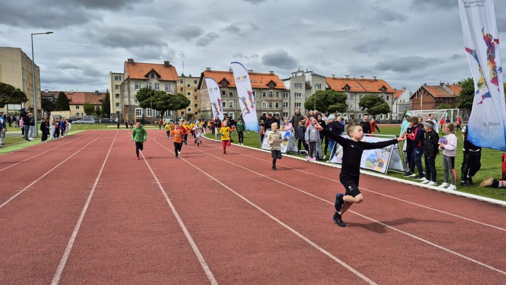 35. Ostródzkie biegi uliczne - Czwórka wygrywa rywalizację szkół 32 Biegi Uliczne25 10