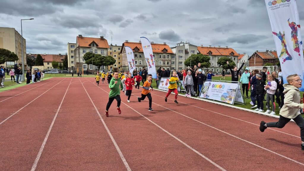 35. Ostródzkie biegi uliczne - Czwórka wygrywa rywalizację szkół 24 Biegi Uliczne25 11