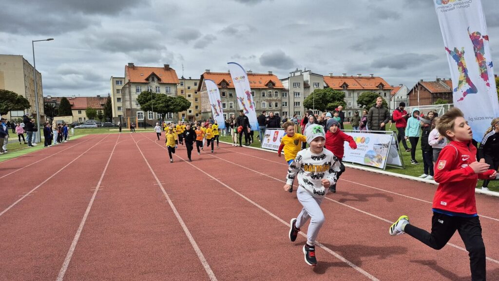 35. Ostródzkie biegi uliczne - Czwórka wygrywa rywalizację szkół 29 Biegi Uliczne25 12
