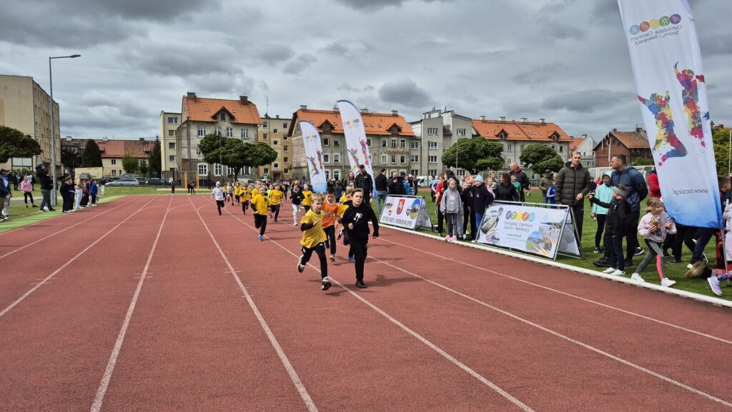 35. Ostródzkie biegi uliczne - Czwórka wygrywa rywalizację szkół 33 Biegi Uliczne25 13