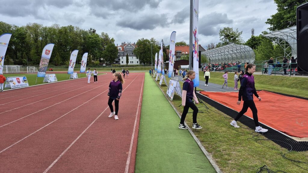 35. Ostródzkie biegi uliczne - Czwórka wygrywa rywalizację szkół 30 Biegi Uliczne25 2