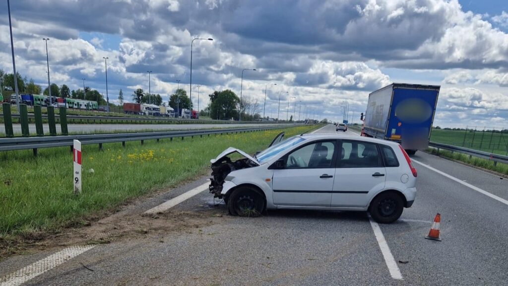 Wypadek na krajowej 7. Osobówka uderzyła w bariery 26 Wypadek na krajowej 7 w Liksajnach