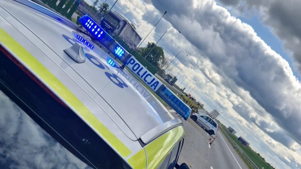 Wypadek na krajowej 7. Osobówka uderzyła w bariery 14 Wypadek Na Krajowej 7. Osobówka Uderzyła W Bariery