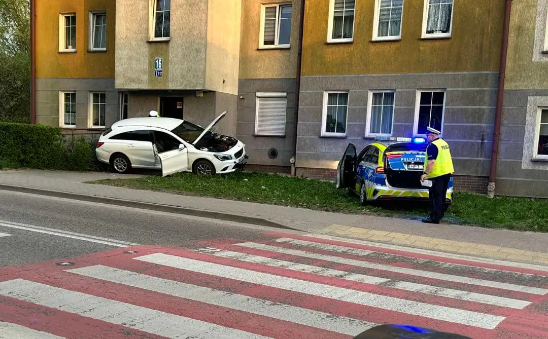 Wałdowo: Wypadek na ulicy Granicznej. Kierowca BMW uszkodził 2 samochody i ogrodzenie 15 Mercedes Wjechał Pod Klatkę Schodową