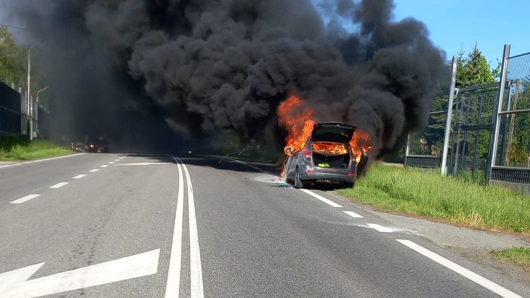 Samochód pochodnia na krajowej 16. Ugasić pomogli świadkowie 1 Samochód Pochodnia Na Drodze Krajowej Numer 16.