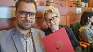Podaj Łapę to program który ma walczyć z bezdomnością zwierząt.
