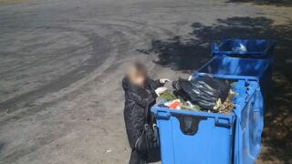 Podrzucanie śmieci na cmentarzu w Ostródzie.