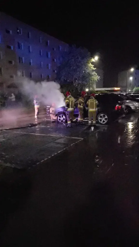 Podpalacz złapany! To on podłożył ogień pod BMW na ulicy Stępowskiego 14 Pozar Auta2