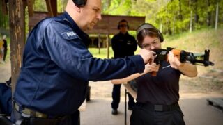 Ćwiczenia strzeleckie. Uczniowie ostródzkiego ekonomika odbyli zajęcia z policjantami na strzelnicy GARDA w Kaczorach.