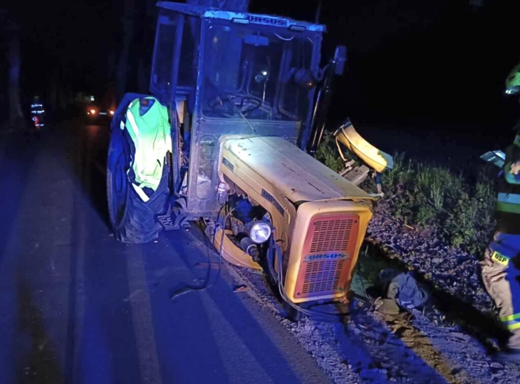 Pijany traktorzysta wjechał w drzewo! Uciekł z miejsca zdarzenia 14 Traktorzysta Uderzył W Drzewo. Był Pijany.