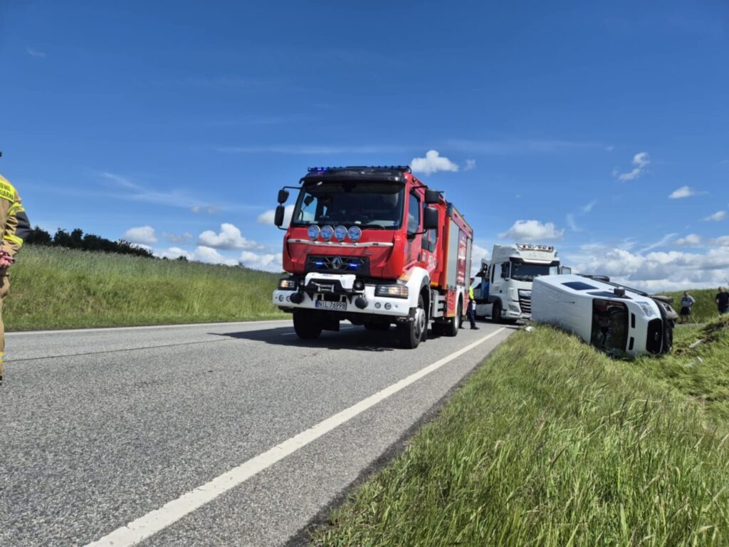 Wypadek na krajowej 16. Wojskowy bus zderzył się z ciężarówką! 14 Wyp