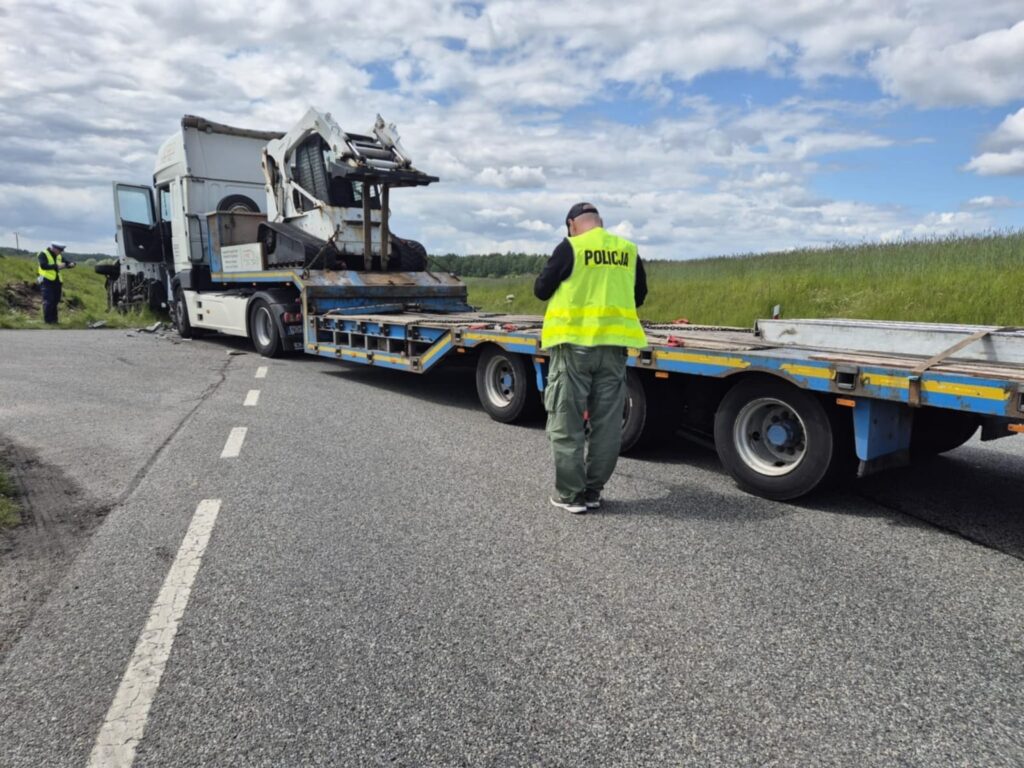 Wypadek na krajowej 16. Wojskowy bus zderzył się z ciężarówką! 15 Wyp3