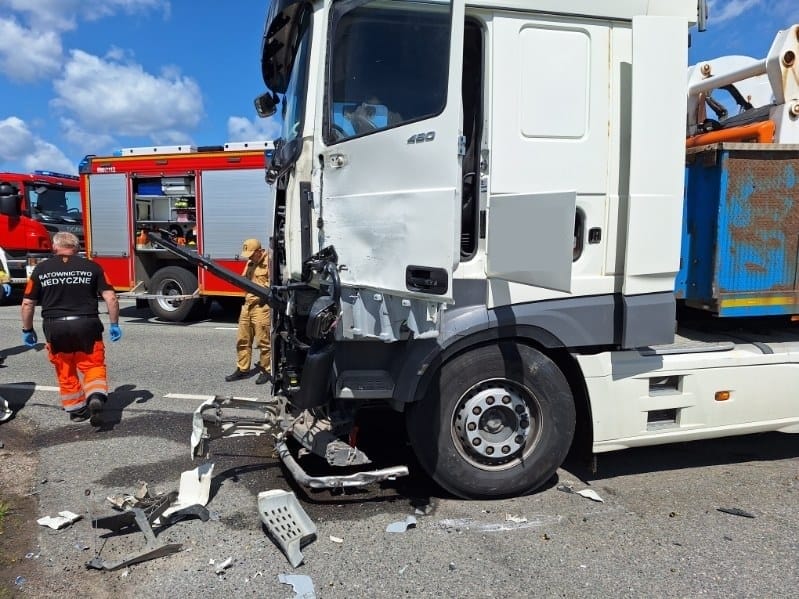 Wypadek na krajowej 16. Wojskowy bus zderzył się z ciężarówką! 16 Wypadek Na Krajowej 16. Bus Wojskowy Zderzył Się Z Ciężarówką.
