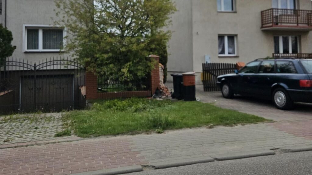 Wałdowo: Wypadek na ulicy Granicznej. Kierowca BMW uszkodził 2 samochody i ogrodzenie 14 Wypadek Na Ulicy Granicznej.