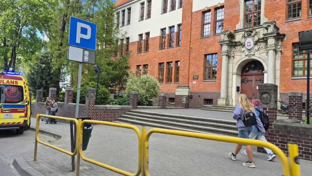 Karetka pod bażyniakiem! Nastolatka wywróciła się na hulajnodze 15 Karetka Pod Bażyniakiem