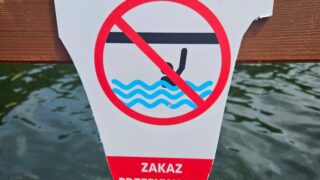 Zniszczone oznakowanie - to efekt działalności wandali na miejskiej plaży w Ostródzie.