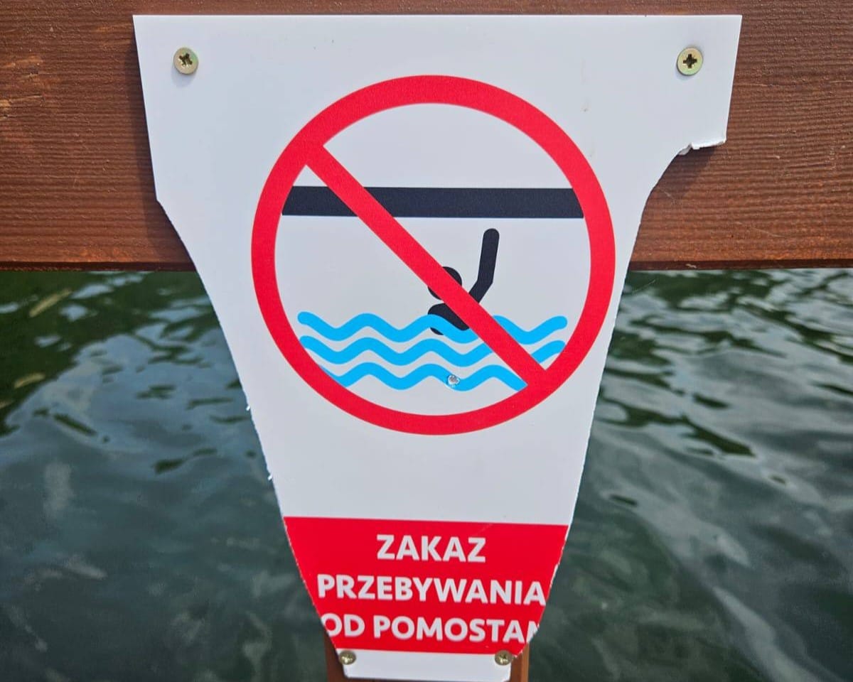 Zniszczone Oznakowanie - To Efekt Działalności Wandali Na Miejskiej Plaży W Ostródzie.
