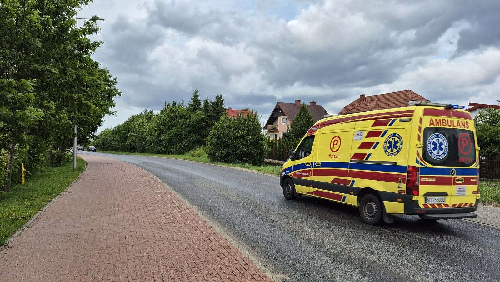 Wypadek na drodze wojewódzkiej 530. Osobówka uderzyła w drzewo w Szelągu. 1 Wypadek Na Drodze Wojewódzkiej 530. Służby Interweniują W Miejscowości Szeląg.