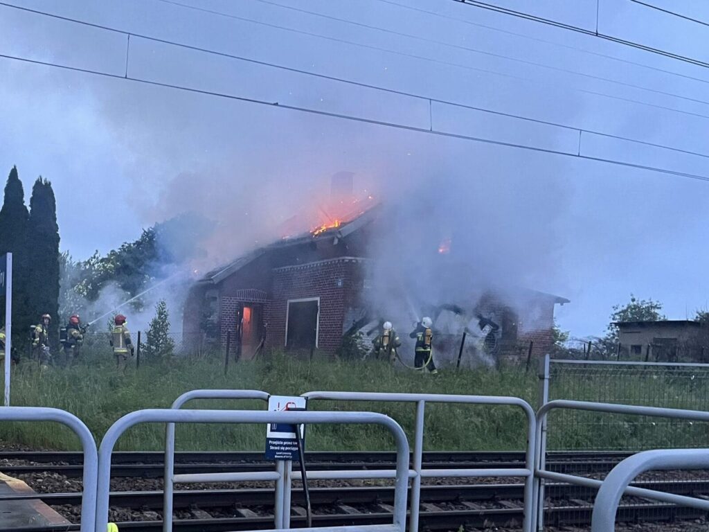 Nocny pożar w Lubajnach. Palił się stary dworzec 18 Lubajny Pozar 1