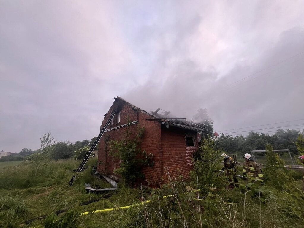 Nocny pożar w Lubajnach. Palił się stary dworzec 15 Lubajny Pozar 6