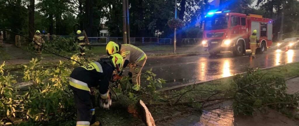 Niespokojna noc w regionie. Strażacy interweniowali ponad 80 razy! 26 Strażacy podsumowują interwencje po burzach.