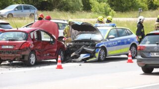 Radiowóz zderzył się z dwiema Osóbkami na krajowej 16 w Wójtowie.