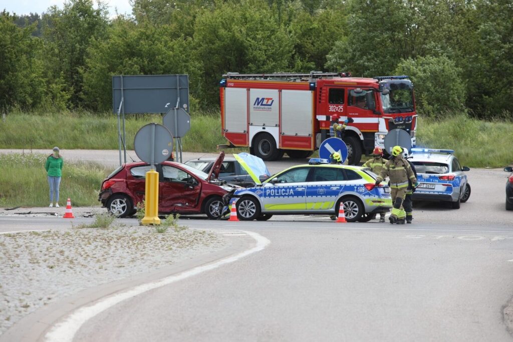 Region: Wypadek na krajowej 16. Radiowóz zderzył się z osobówkami! 15 Wojtowo 2