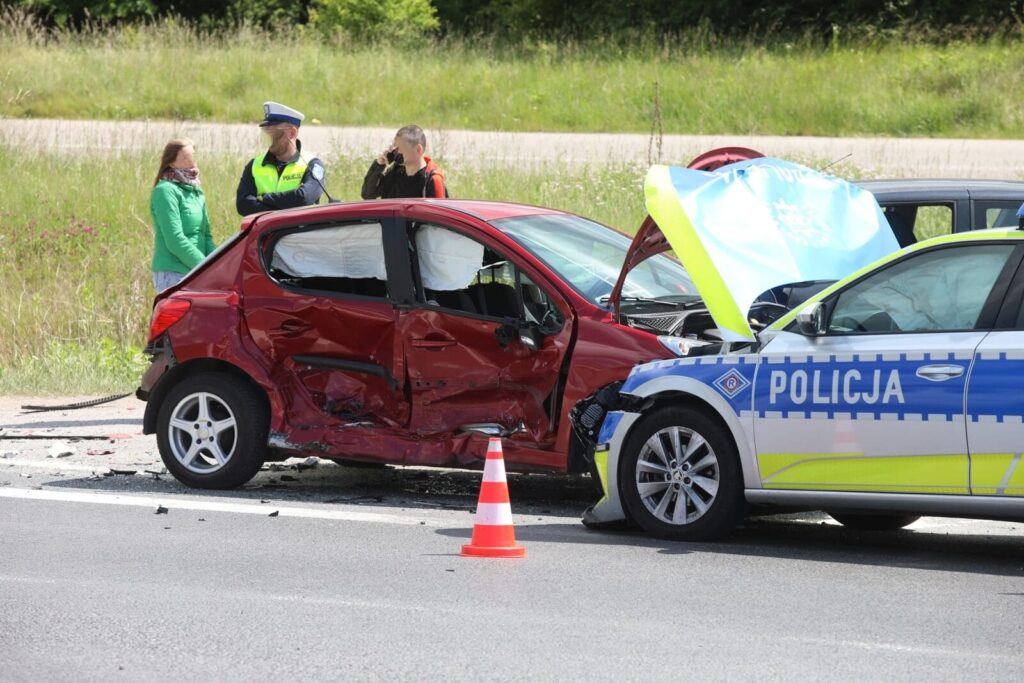 Region: Wypadek na krajowej 16. Radiowóz zderzył się z osobówkami! 16 Wojtowo 3