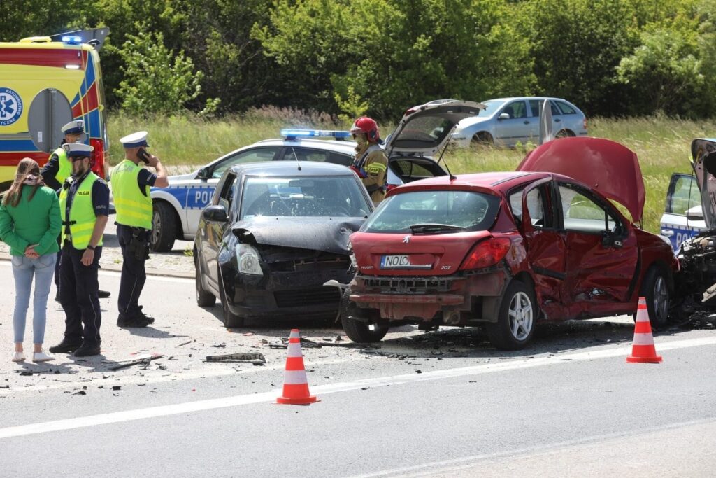 Region: Wypadek na krajowej 16. Radiowóz zderzył się z osobówkami! 18 Wojtowo 4